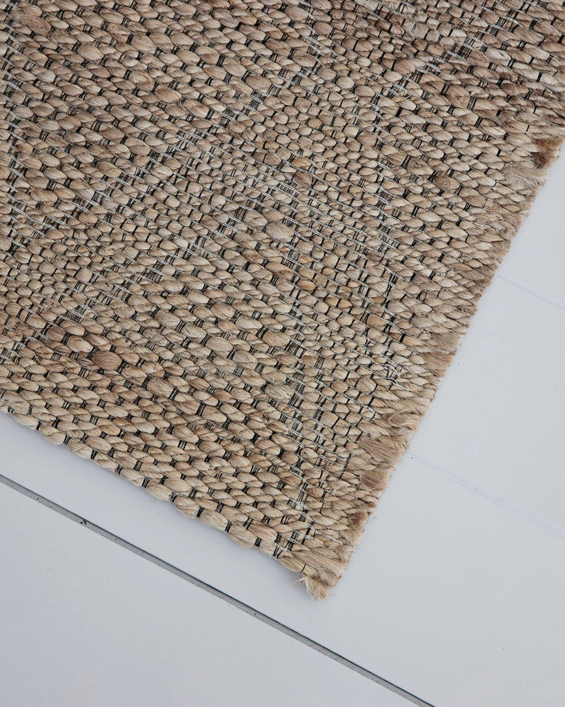 Rug, Mara, Nude