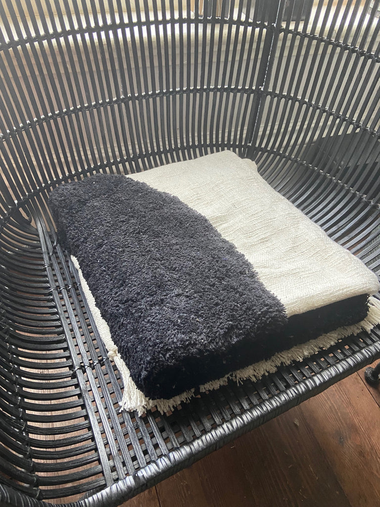 Hand Woven tufted circle throw (130x150)