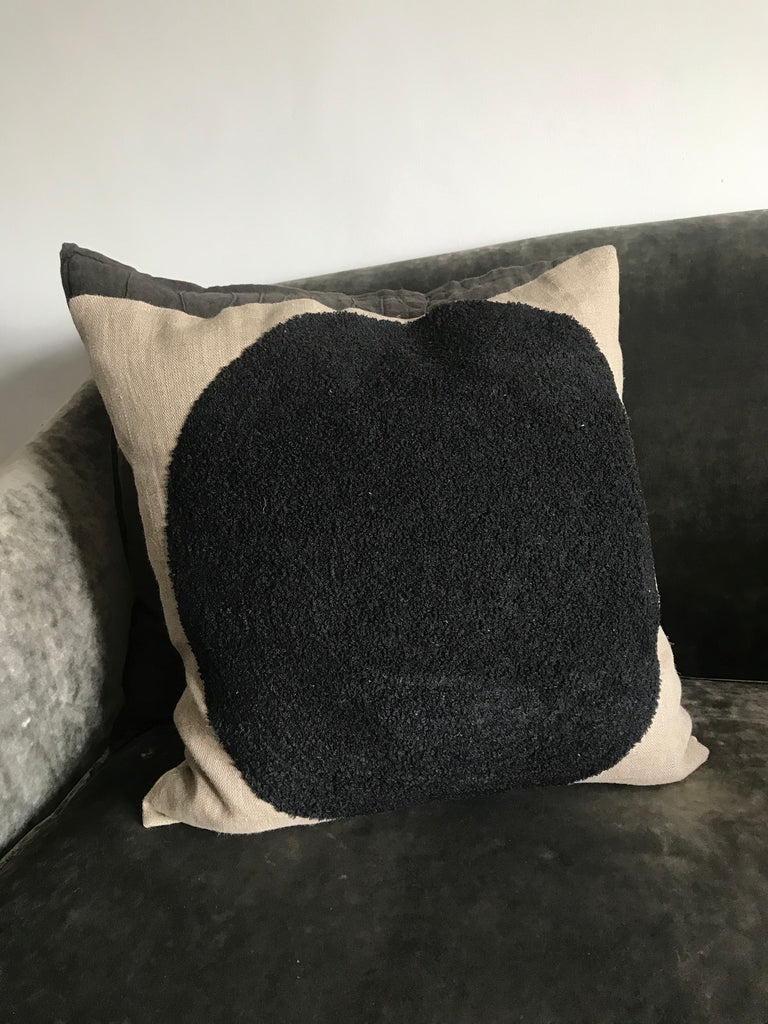 Black circle cushion