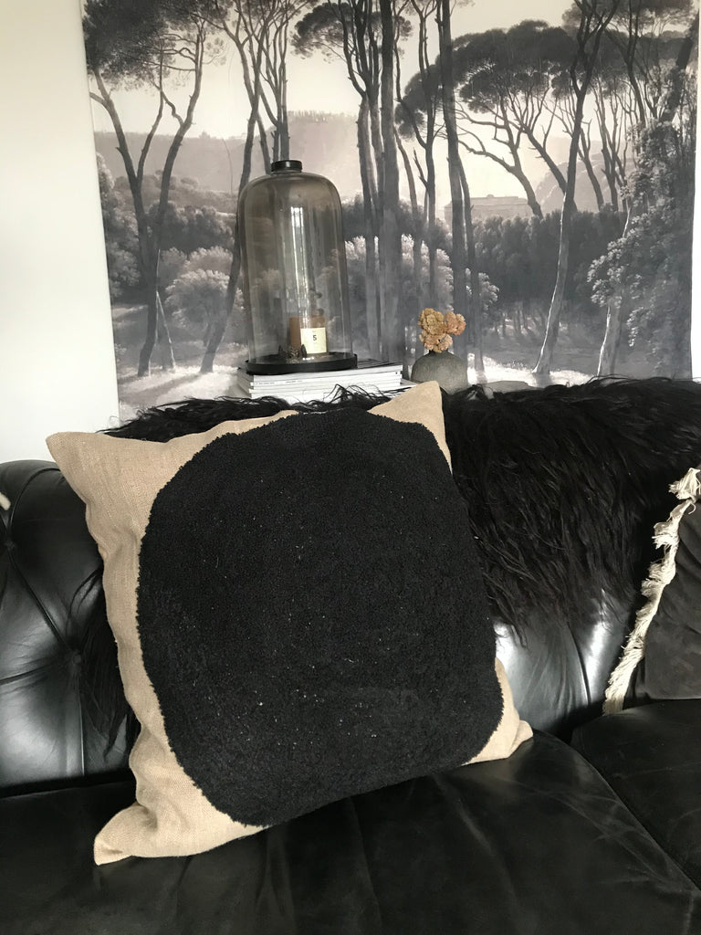 Black circle cushion