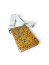 CollardManson Havana floral phone/ wallet bag