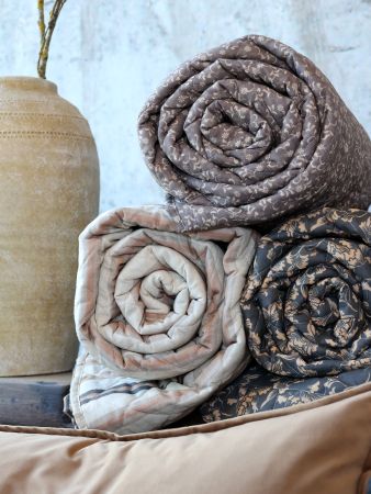 Quilt w. leaf pattern L180/W130 cm midnight & sand