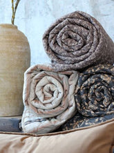 Quilt w. leaf pattern L180/W130 cm midnight & sand