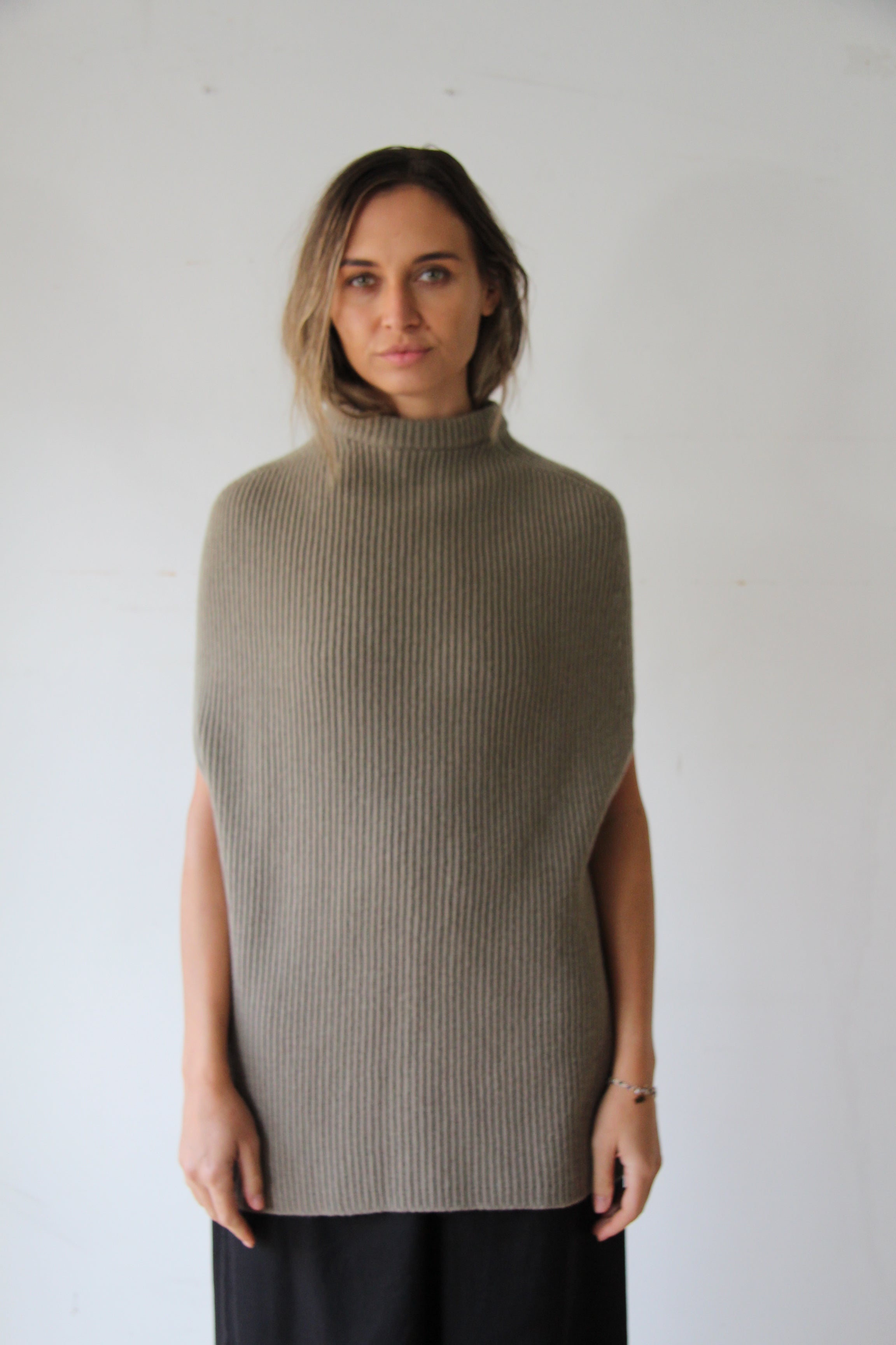 【関税込み】Rick Owens カーキ Porterville Deep V トップス Rick Owens】23FWコレクション「LUXOR」の新作アイテムが