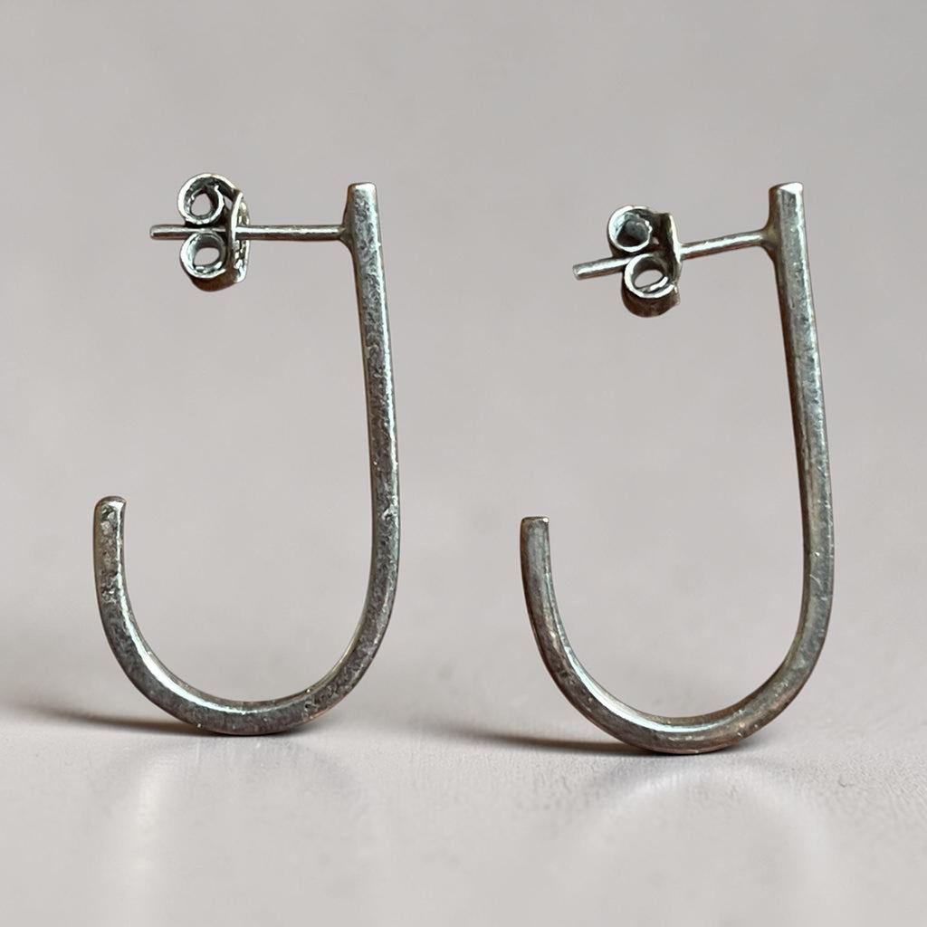 Jay curve earrings - oxidised