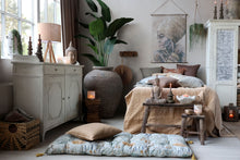 Hurricane, antique white
