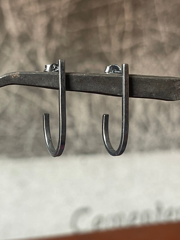 Jay curve earrings - oxidised