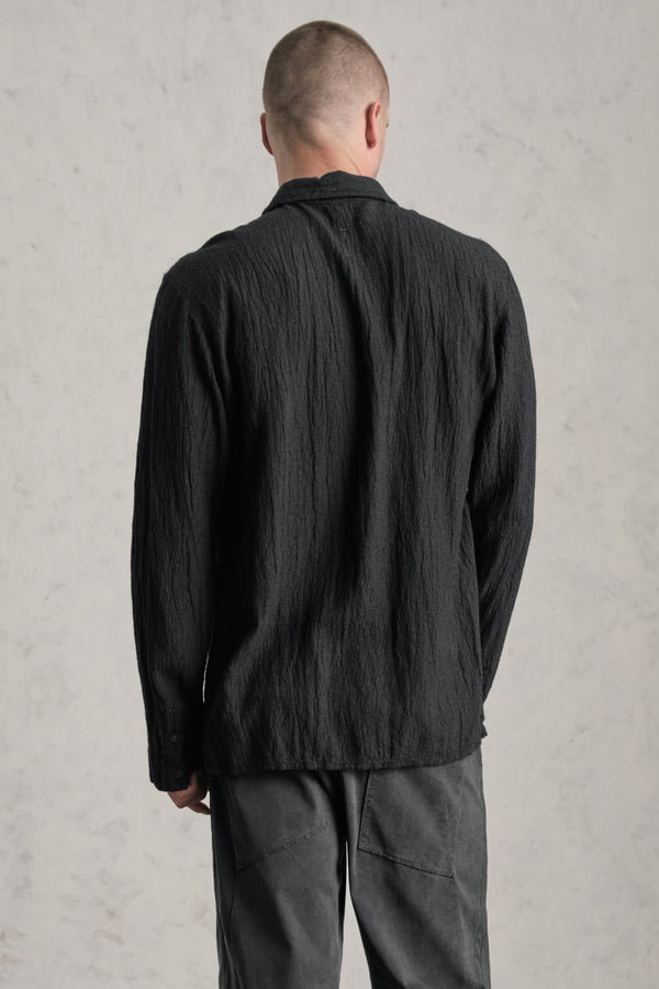 Transit Mens Loose-fitting shirt in viscose blend seersucker. hand embroidery on the button list
