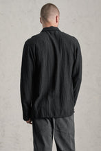 Transit Mens Loose-fitting shirt in viscose blend seersucker. hand embroidery on the button list