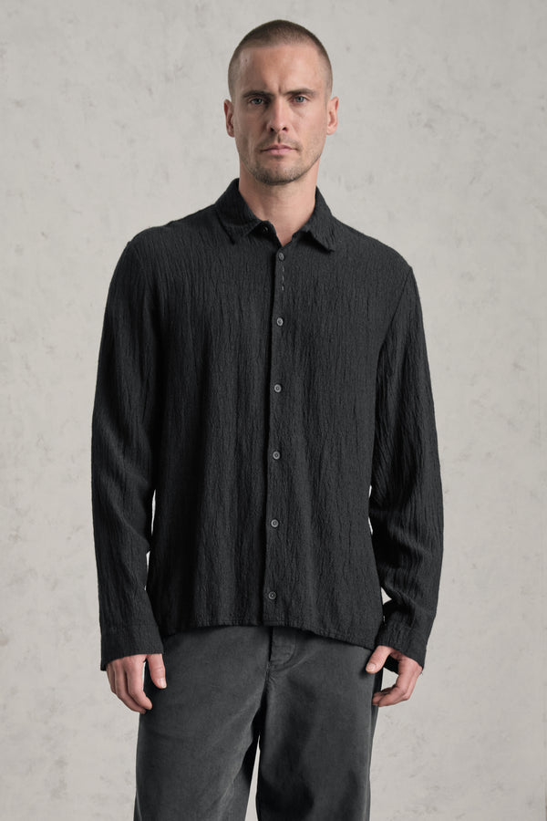 Transit Mens Loose-fitting shirt in viscose blend seersucker. hand embroidery on the button list