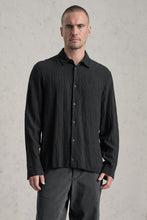 Transit Mens Loose-fitting shirt in viscose blend seersucker. hand embroidery on the button list