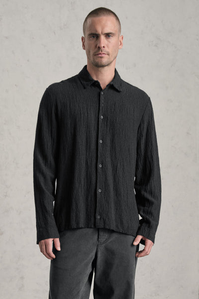 Transit Mens Loose-fitting shirt in viscose blend seersucker. hand embroidery on the button list