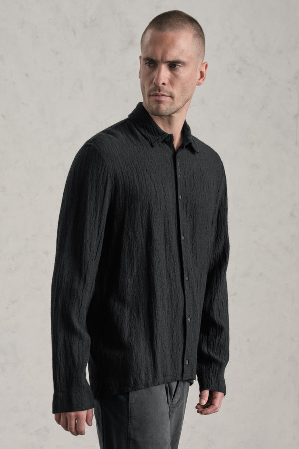 Transit Mens Loose-fitting shirt in viscose blend seersucker. hand embroidery on the button list