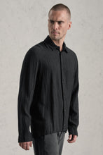 Transit Mens Loose-fitting shirt in viscose blend seersucker. hand embroidery on the button list