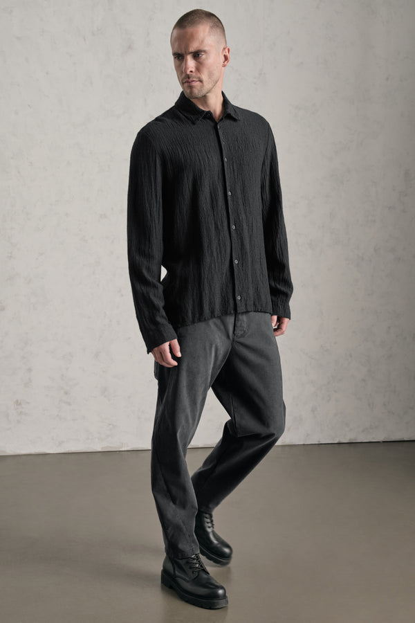 Transit Mens Loose-fitting shirt in viscose blend seersucker. hand embroidery on the button list