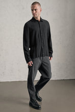 Transit Mens Loose-fitting shirt in viscose blend seersucker. hand embroidery on the button list