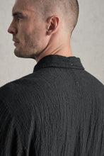 Transit Mens Loose-fitting shirt in viscose blend seersucker. hand embroidery on the button list