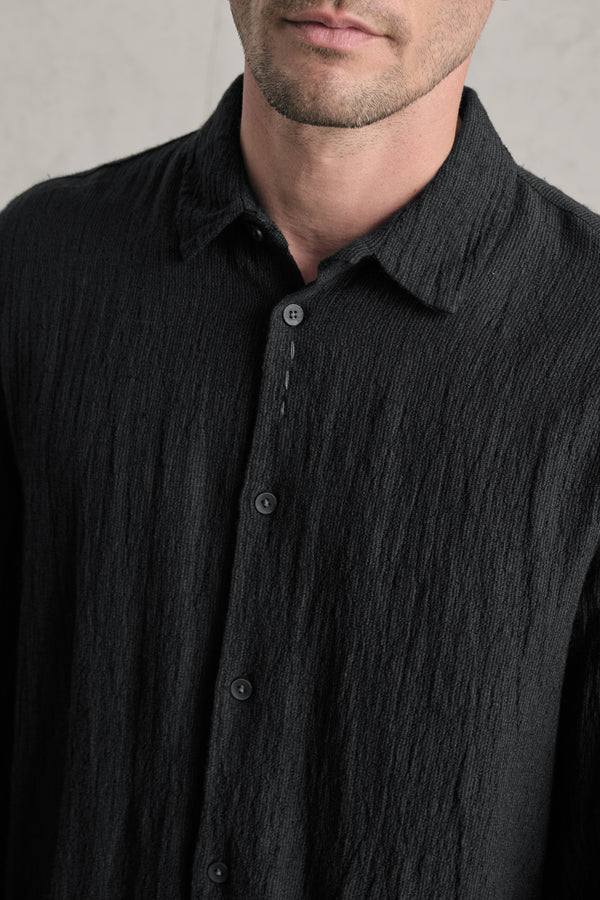 Transit Mens Loose-fitting shirt in viscose blend seersucker. hand embroidery on the button list
