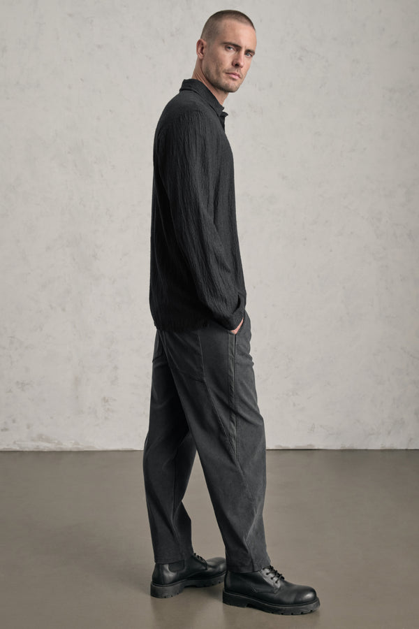Transit Mens Loose-fitting shirt in viscose blend seersucker. hand embroidery on the button list