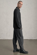 Transit Mens Loose-fitting shirt in viscose blend seersucker. hand embroidery on the button list