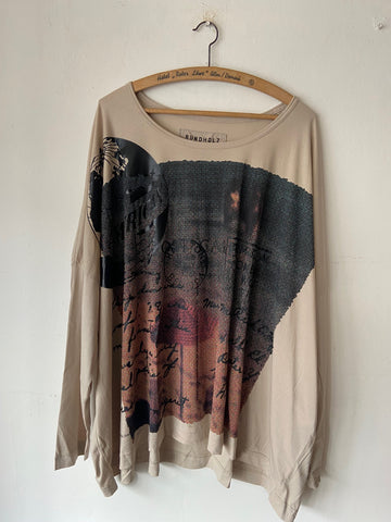 Rundholz AW25 2300503 t-shirt waikiki sand print