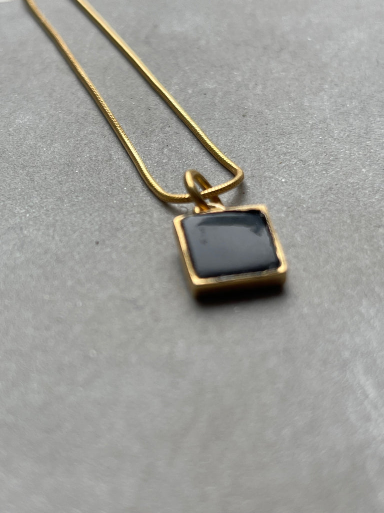 Joni Necklace - gold plated snake chain with onyx pendant