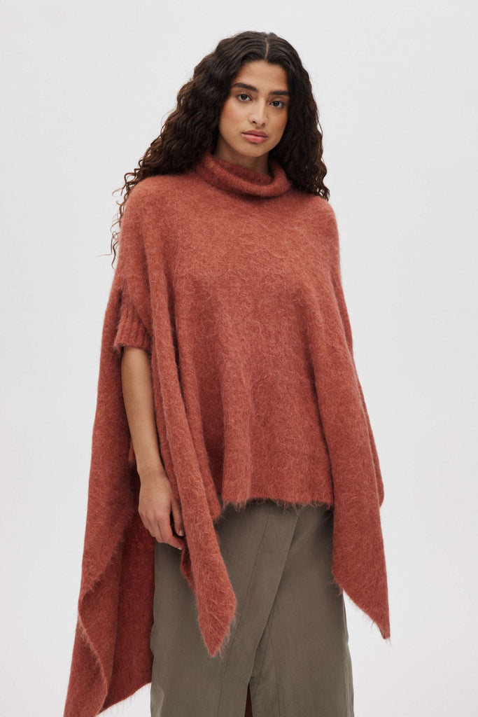 Fluffy knit poncho - Dede Redwood