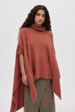 Fluffy knit poncho - Dede Redwood