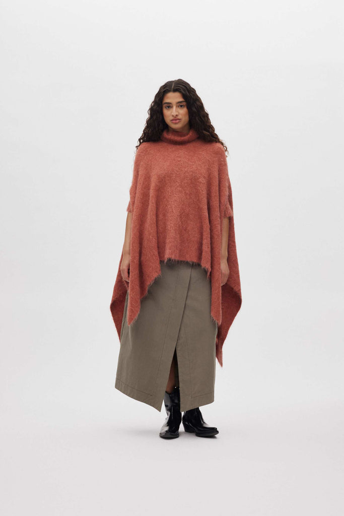 Fluffy knit poncho - Dede Redwood