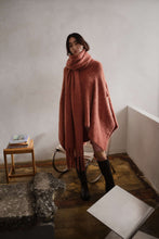 Fluffy knit poncho - Dede Redwood