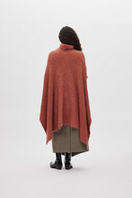 Fluffy knit poncho - Dede Redwood