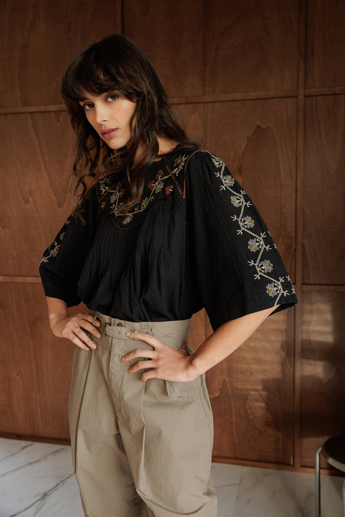 INDI&COLD AW26 EMBROIDERED-YOKE BLOUSE BLACK