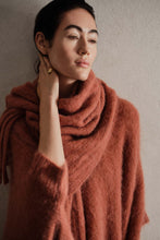Fluffy knit poncho - Dede Redwood