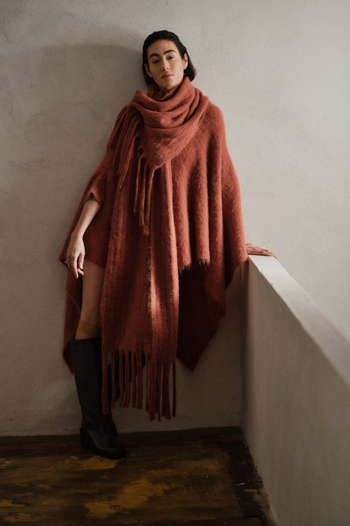 Fluffy knit poncho - Dede Redwood