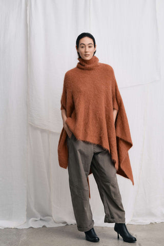 Fluffy knit poncho - Dede Redwood