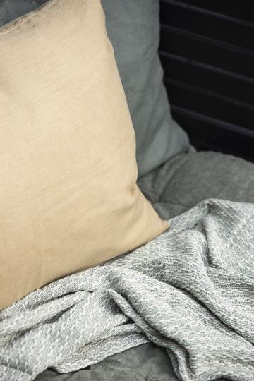 Throw cream/green pattern