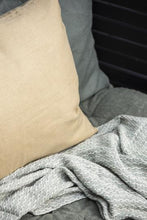 Throw cream/green pattern