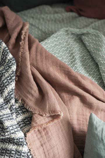 Throw cream/green pattern