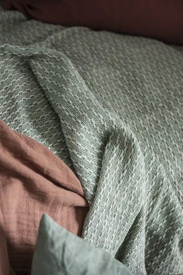 Throw cream/green pattern