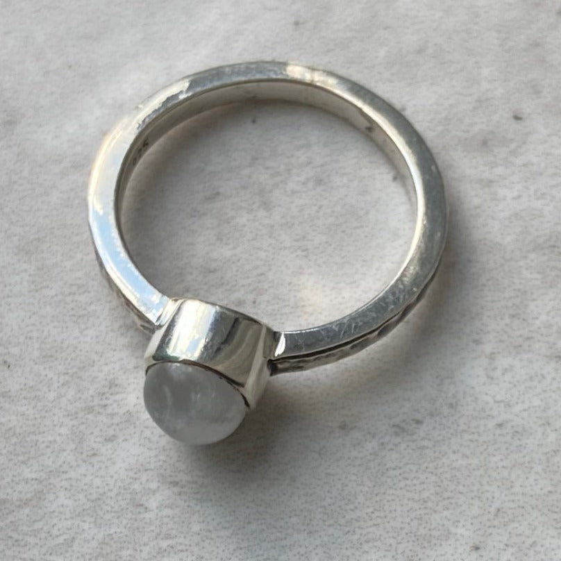 Hammered ring - rainbow moonstone