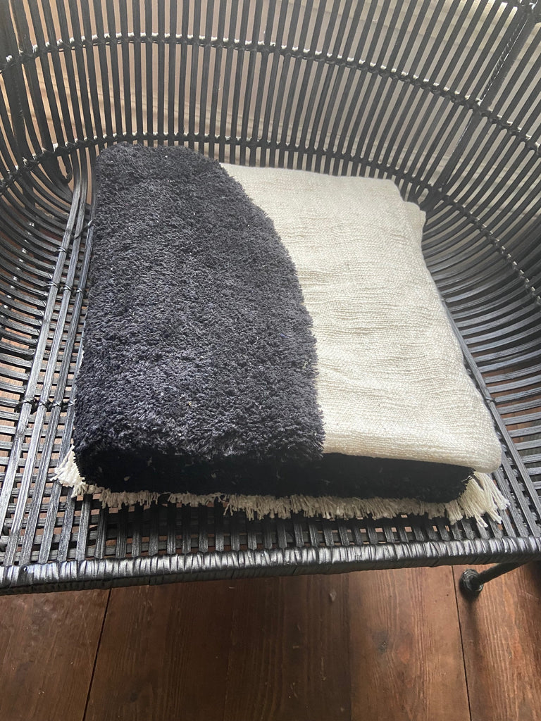 Hand Woven tufted circle throw (130x150)