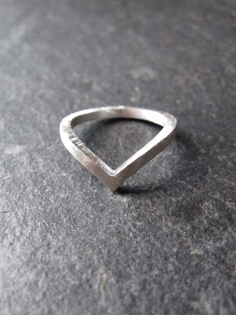 Chevron ring - brushed silver