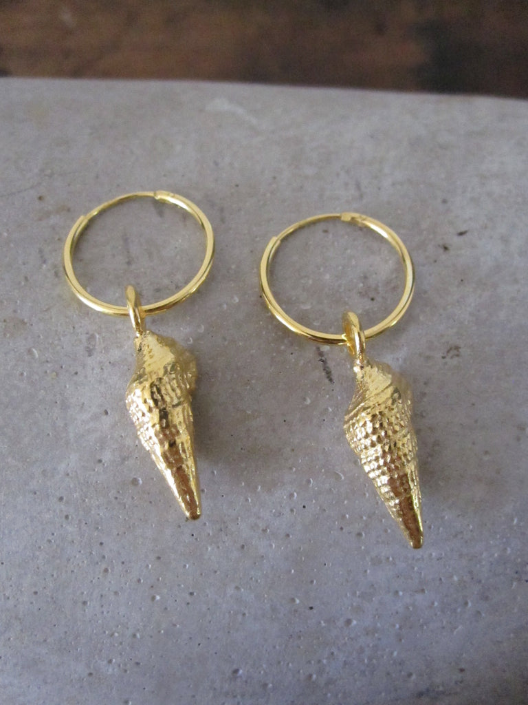 Small shell hoop earrings - gold