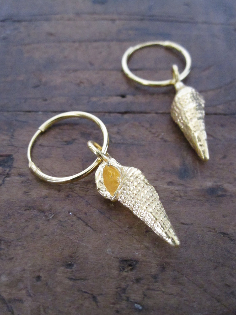 Small shell hoop earrings - gold