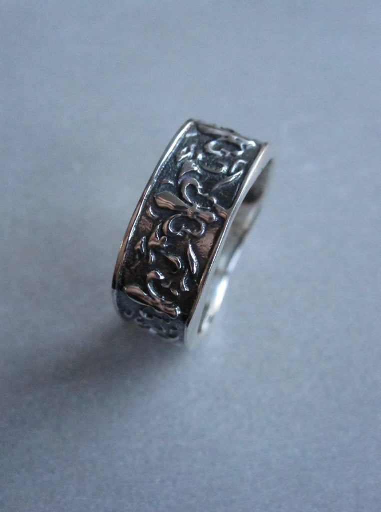 Fleur de lis ring