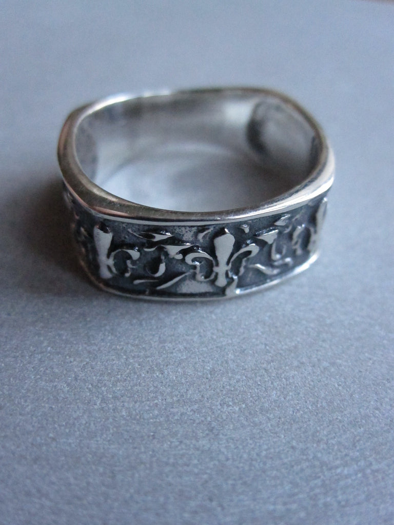 Fleur de lis ring