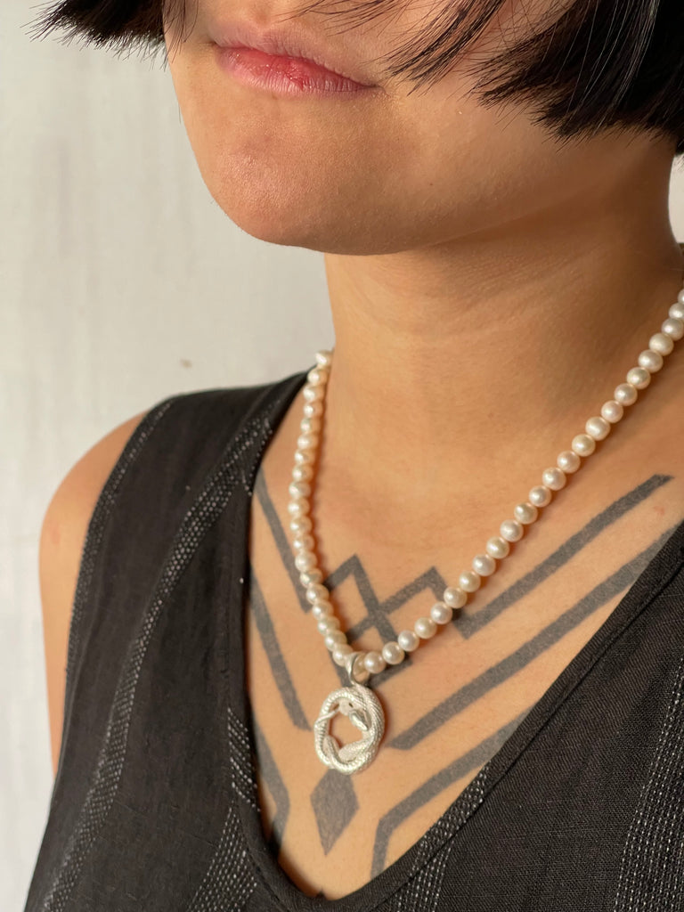 Pearl Necklace W/Snake - Silver