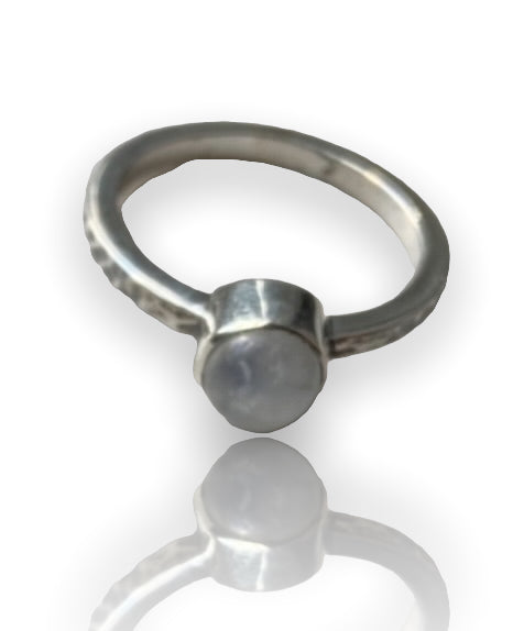 Hammered ring - rainbow moonstone