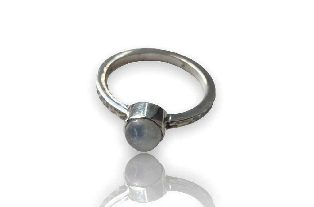 Hammered ring - rainbow moonstone