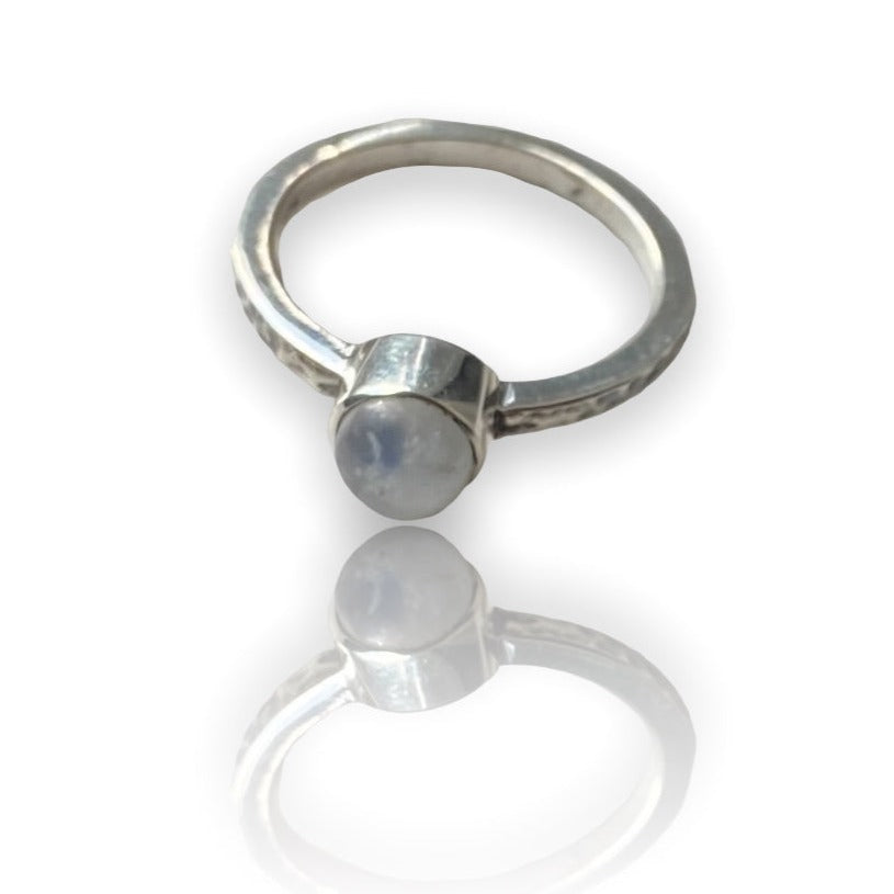 Hammered ring - rainbow moonstone